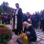 Kod spomenika na Papratnoj njivi, na starom makadamskom putu Foča-Kalinovik, danas je služen pomen-parastos za 42 srpska borca i civila koji su poginuli u zasjedi muslimanske vojske 20. septembra 1992. godine.