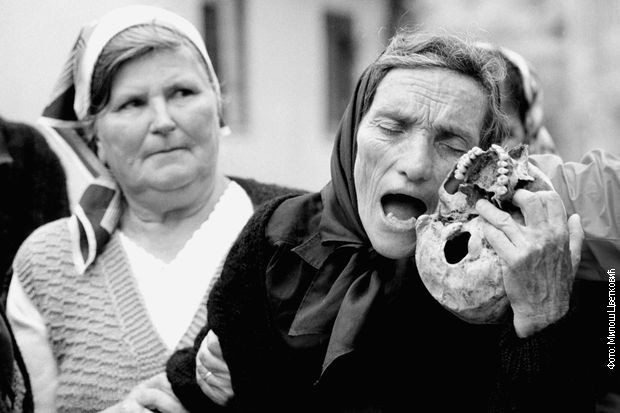 Dobrina Prodanović oplakuje sina, Fakovići 1993.