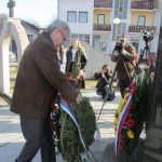 Министар рада и борачко-инвалидске заштите Миленко Савановић положио цвијеће код централног споменика у Кравици подигнутог за 3.267 Срба из регије Бирач који су погинули у одбрамбено-отаџбинском рату.