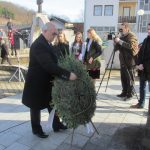Изасланик предсједника Републике Српске Миладин Драгићевић положио цвијеће код централног споменика у Кравици подигнутог за 3.267 Срба из регије Бирач који су погинули у одбрамбено-отаџбинском рату.