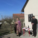 U Novom Selu kod Šamca danas je otkrivena i osveštana spomen-ploča za četiri poginula borca iz ovog mjesta i jednu civilnu žrtvu rata.