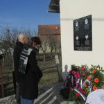 U Novom Selu kod Šamca danas je otkrivena i osveštana spomen-ploča za četiri poginula borca iz ovog mjesta i jednu civilnu žrtvu rata.