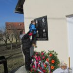 U Novom Selu kod Šamca danas je otkrivena i osveštana spomen-ploča za četiri poginula borca iz ovog mjesta i jednu civilnu žrtvu rata.