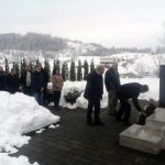 Predstavnici opštine Krupa na Uni, borci i ratni vojni invalidi danas su povodom Dana boraca Republike Srpske položili vijenac i prislužili svijeće kod spomen-obilježja poginulim borcima Vojske Republike Srpske u Donjem Duboviku.
