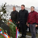Након парастоса бројне делегације положиле су цвијеће на спомен-обиљежје масовне гробнице у православном гробљу.