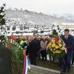 Након парастоса бројне делегације положиле су цвијеће на спомен-обиљежје масовне гробнице у православном гробљу.