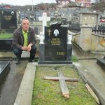 Зоран Ћук поред гробног мјеста и спомен-обиљежја Милету Пашићу.