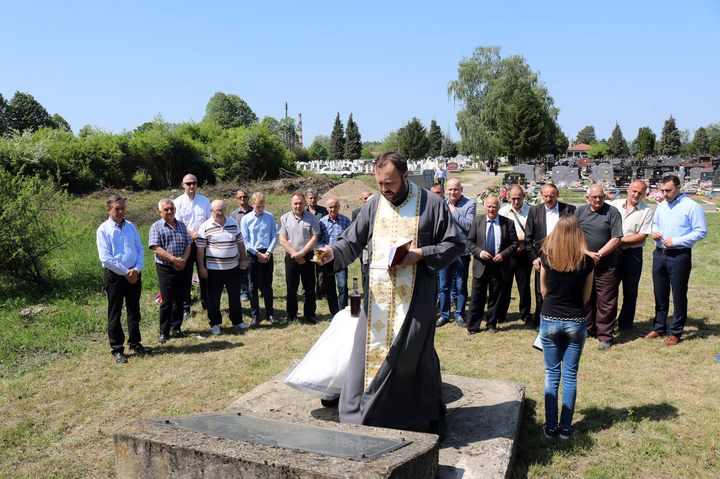 U Brodu je danas na gradskom groblju služen pomen za 88 žrtava rata boraca i civila čija su tijela ekshumirana iz masovne grobnice otkrivene nakon oslobođenja ove opštine u proteklom odbrambeno-otadžbinskom ratu.
