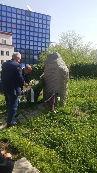 Екипа Радио-телевизије Републике Српске /РТРС/положила је вијенац на споменик "Зашто?" у београдском Ташмајданском парку у знак сјећања на 16 радника Радио-телевизије Србије /РТС/ који су страдали на својим радним мјестима 1999. године у злочиначком НАТО бомбардовању.