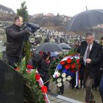 Министар рада и борачко-инвалидске заштите Републике Српске Миленко Савановић положио је данас вијенац на спомен-обиљежје масовне гробнице на православном гробљу у Мркоњић Граду.