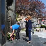 Polaganjem vijenaca na centralni spomenik za 1.080 poginulih boraca u odbrameno-otadžbinskom ratu, u Zvorniku je danas obilježen Dan oslobođenja grada - 9. april.
