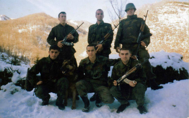 Heroji sa Košara: Pokojni Vasiljević čuči u sredini, pokojni Taricić sa šlemom Foto: Plamen
