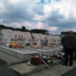 Ranka Balorda /76/ je danas na Vojničkom gorblju na Sokocu položila cvijeće na spomenik svog sina Radislava /30/ koji je poginuo 1993. na Ilijaškom ratištu na liniji u blizini rodnog sela.