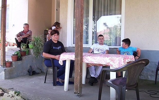 Породица Матовић испред своје куће