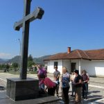 Prisluživanjem svijeća za pokoj duša i polaganjem cvijeća uz Centralni spomen-krst i na humke ubijenih danas su članovi porodica i Organizacije porodica zarobljenih i poginulih boraca i nestalih civila na bratunačkom groblju obilježili 26 godina od stradanja osam mještana i uništenja srpskog sela Gornji Magašići.