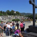 Prisluživanjem svijeća za pokoj duša i polaganjem cvijeća uz Centralni spomen-krst i na humke ubijenih danas su članovi porodica i Organizacije porodica zarobljenih i poginulih boraca i nestalih civila na bratunačkom groblju obilježili 26 godina od stradanja osam mještana i uništenja srpskog sela Gornji Magašići.
