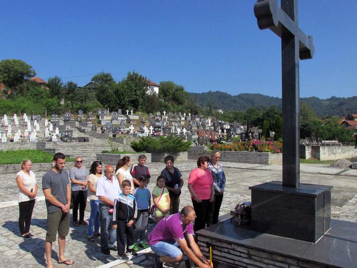 Prisluživanjem svijeća za pokoj duša i polaganjem cvijeća uz Centralni spomen-krst i na humke ubijenih danas su članovi porodica i Organizacije porodica zarobljenih i poginulih boraca i nestalih civila na bratunačkom groblju obilježili 26 godina od stradanja osam mještana i uništenja srpskog sela Gornji Magašići.