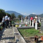 Prisluživanjem svijeća za pokoj duša i polaganjem cvijeća uz Centralni spomen-krst i na humke ubijenih danas su članovi porodica i Organizacije porodica zarobljenih i poginulih boraca i nestalih civila na bratunačkom groblju obilježili 26 godina od stradanja osam mještana i uništenja srpskog sela Gornji Magašići.