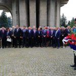 Zvaničnici Republike Srpske i Srbije, brojne delegacije i predstavnici organizacija proisteklih iz posljednjeg odbrambeno otadžbinskog rata položili su danas vijence na Centralno spomen-obilježje na Mrakovici povodom obilježavanja 76 godina od Bitke na Kozari.