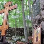 Код Шаранове јаме на Велебиту данас је служен помен за више од 40.000 Срба и Јевреја који су убијени у комплексу усташких логора смрти Госпић-Јадовно-Паг за вријеме Незавнисне Државе Хрватске /НДХ/, те освештан Часни крст.
