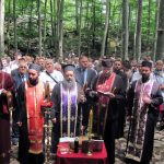 Код Шаранове јаме на Велебиту данас је служен помен за више од 40.000 Срба и Јевреја који су убијени у комплексу усташких логора смрти Госпић-Јадовно-Паг за вријеме Незавнисне Државе Хрватске /НДХ/, те освештан Часни крст.
