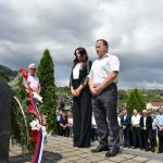 Načelnik opštine Mrkonjić Grad Divna Aničić položila cvijeće na spomen-obilježje masovne grobnice na groblju.