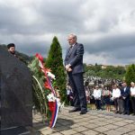 Ministar rada i boračko-invalidske zaštite Republike Srpske Milenko Savanović položio cvijeće na spomen-obilježje masovne grobnice na groblju.